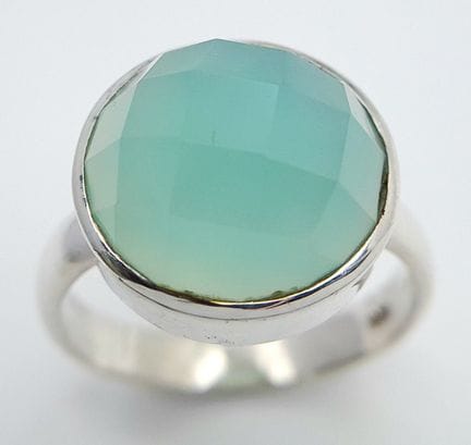 Ein Ring im minimalistischen Design aus Sterlingsi