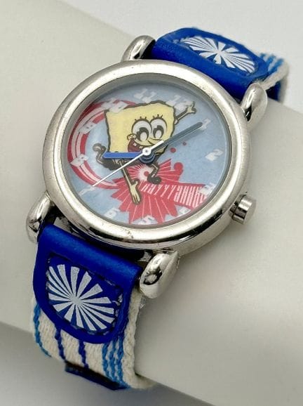 Eine Nickelodeon-Uhr mit SpongeBob Schwammkopf-Mot