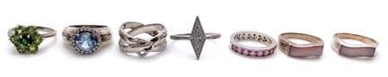 Sept bagues en argent 925. Motif floral avec pierr