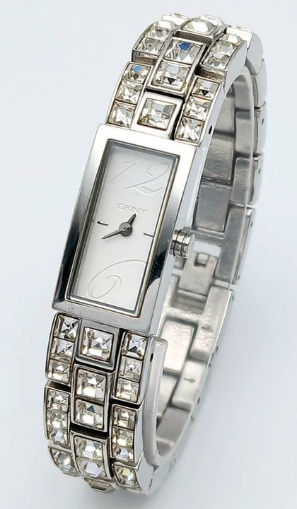 Eine DKNY-Armbanduhr aus Stahl und Stein, funktion