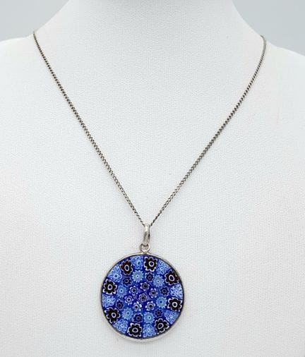 Eine Halskette mit einem doppelseitigen Millefiori