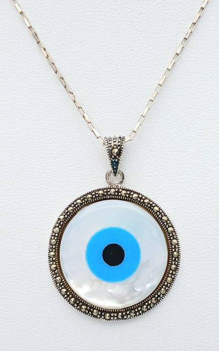Collier avec pendentif « Œil qui voit tout » en ar