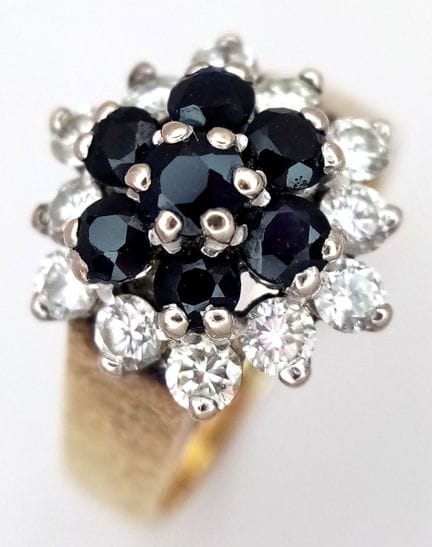 Ein Cluster-Ring aus 18-karätigem Gelbgold mit Sap