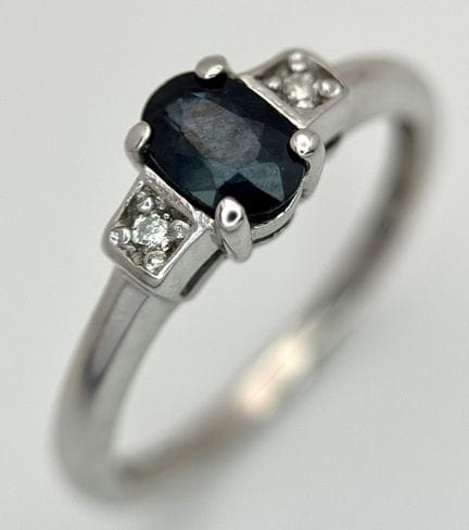 Ein Ring aus 14-karätigem Weißgold mit Diamanten u