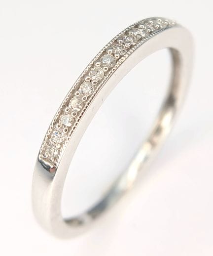 Ein Halb-Eternity-Ring aus 9 Karat Weißgold mit Di