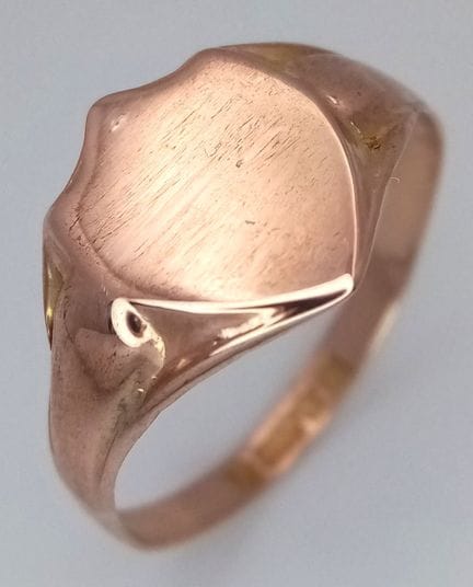 Une bague chevalière en forme de bouclier en or ro