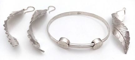 Una selezione di gioielli in argento 925. Un bracc