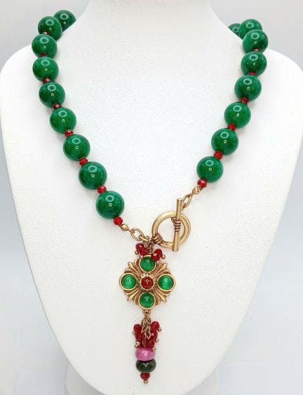 Una splendida collana con ciondolo a forma di fior