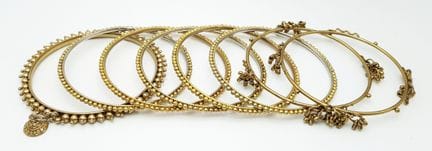 EINE AUSWAHL VON 8 GOLDFARBENEN ARMBÄNDERN. ASIATI