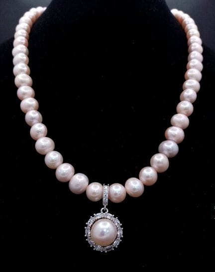 Una graziosa collana di perle d'acqua dolce rosa c