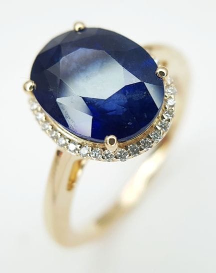 Une bague de soirée raffinée en or jaune 18 carats