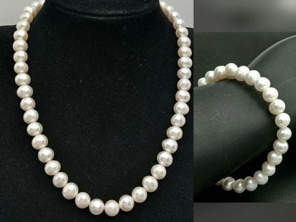 An Attractive White Freshwater Pearl Necklace and 
