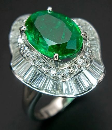 Uno splendido anello da cocktail in platino in sti