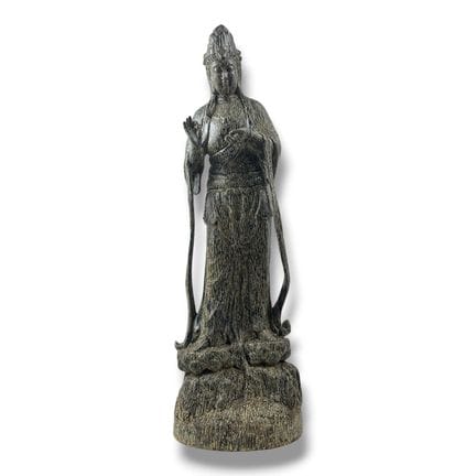 Eine handgeschnitzte Bodhisattva-Figur aus natürli
