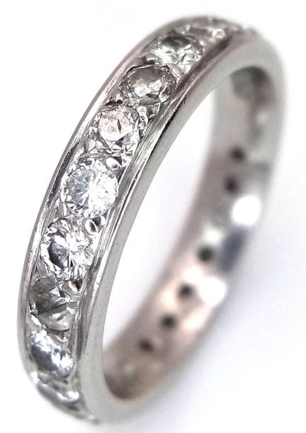 Anello eternity in platino con diamanti incastonat