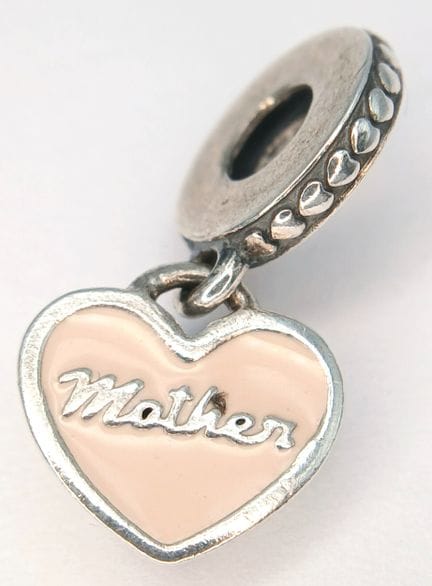 Un ciondolo Pandora "Mamma" in argento 925, con la