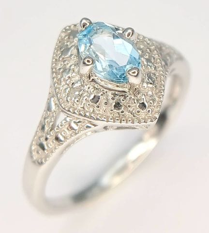 Un grazioso anello in argento sterling con topazi 