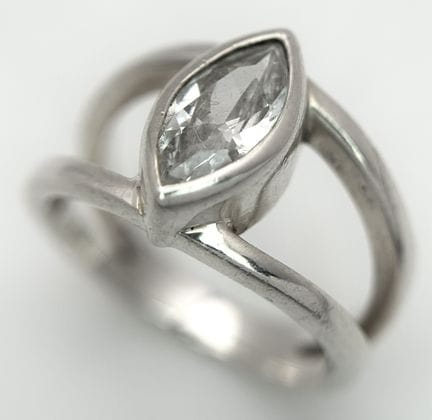 Anello in argento sterling con pietra bianca a tag