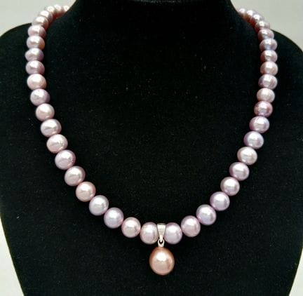 A Pretty soft lavender Freshwater Pearl Necklace w