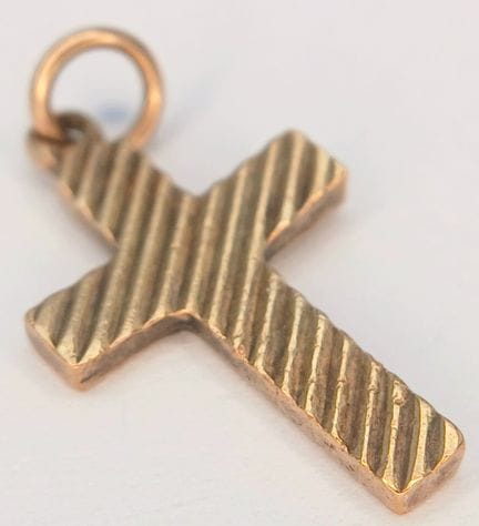 A 9k yellow gold patterned cross, 0.7g total weigh