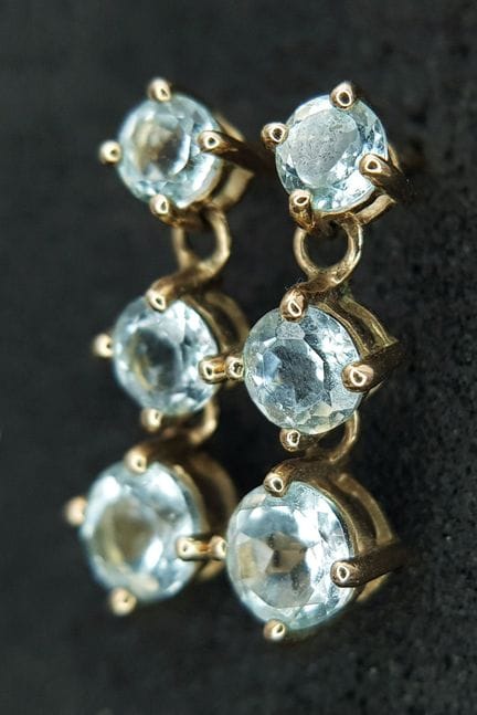 Un paio di orecchini pendenti in oro giallo 9K con