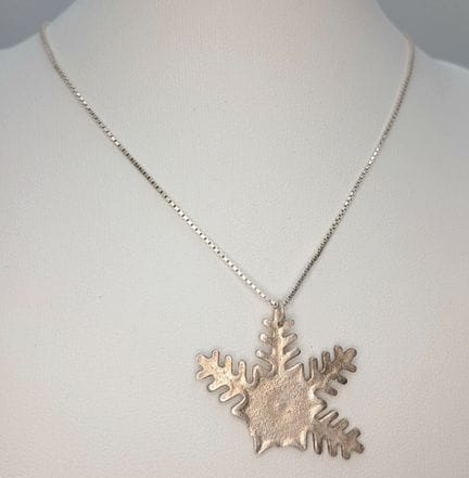 A Lovely 925 Sterling Silver Snowflake Pendant Nec