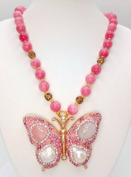 A Delightful Pink Agate Bead Necklace with a large