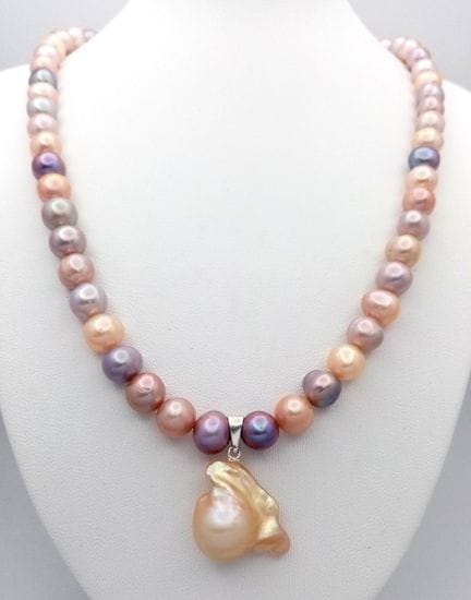 A Pretty Multi-Coloured Freshwater Pearl Necklace 