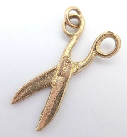 A 9K YELLOW GOLD, PAIR OF SCISSORS CHARM / PENDANT