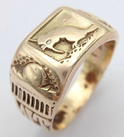 A 9k yellow gold rodent patterned ring, 14g total 