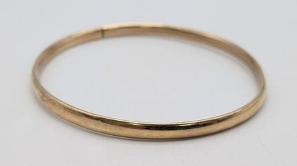 A 9k yellow gold bangle, 4.4g total weight, 6.5cm 
