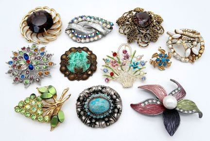 Un lotto di undici spille vintage. Strass, cristal
