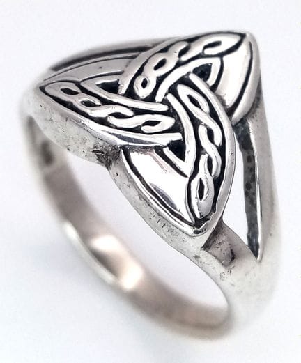 A STERLING SILVER, CELTIC TRINITY KNOT DESIGN RING