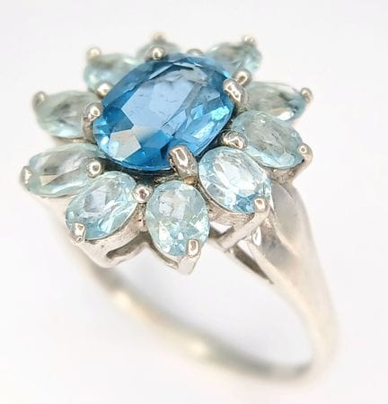 Un grazioso anello a grappolo in argento sterling 