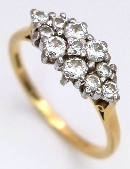 An 18K Yellow Gold, Diamond Set, Cluster Ring. 0.4