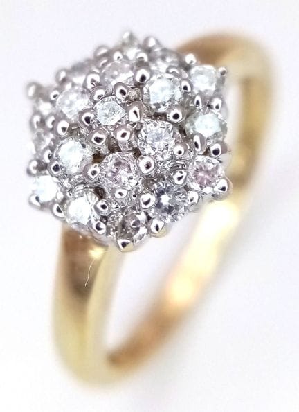 Anello a grappolo in oro giallo 9K con diamanti in