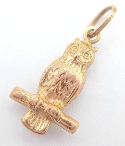 A 9K YELLOW GOLD, OWL ON A PERCH CHARM / PENDANT. 