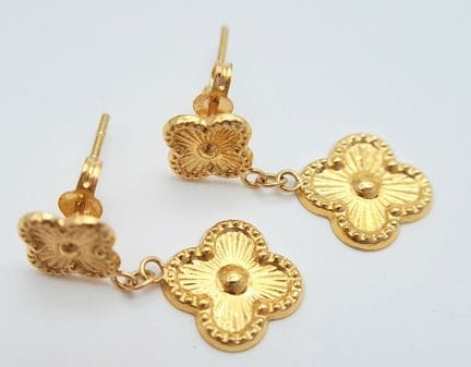 A PAIR OF, 18K YELLOW GOLD, CLOVER DESIGN, DROP EA