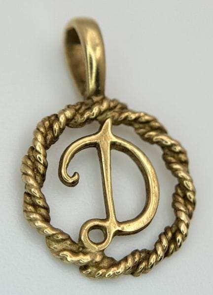 A 9K YELLOW GOLD, INITIAL 'D' CHARM / PENDANT. 0.7