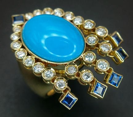 Un anello da cocktail di grande effetto in oro gia
