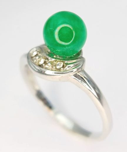 Anello con perla di giadaite placcato in oro bianc