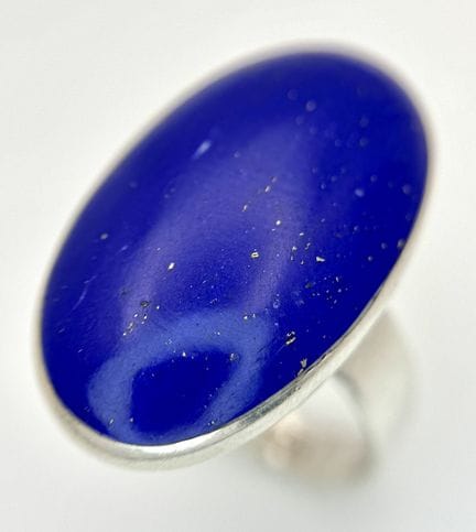 A STERLING SILVER, LAPIS LAZULI SET RING. 6.5G, SI