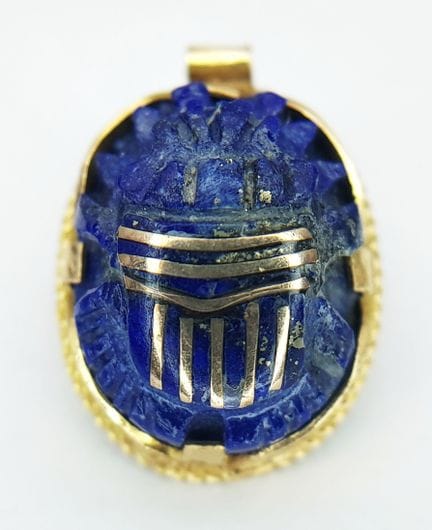 An 18k yellow gold lapis lazuli scarab pendant, 3.