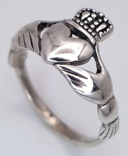 A STERLING SILVER, CLADDAGH DESIGN RING. 2.1G, SIZ