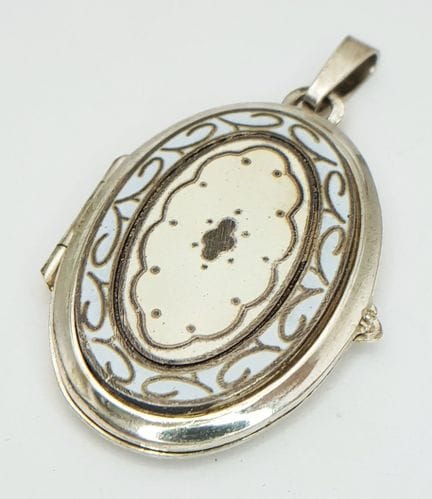 A Sterling Silver and Enamel Oval Pendant. 4cm. 13