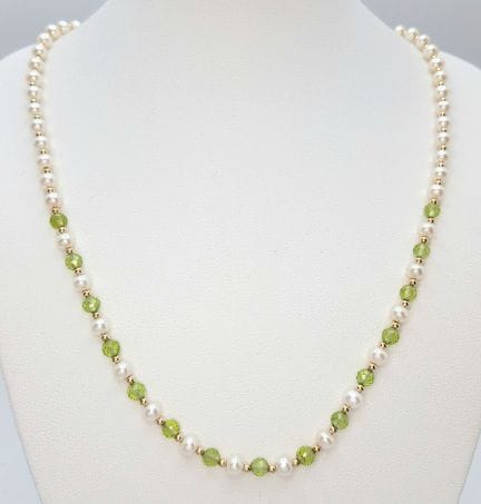 Collana con perle coltivate e peridoti. Perle da 4