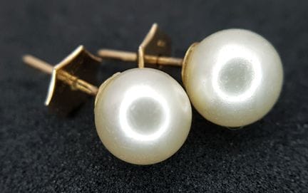 A Pretty Pair of 9k Yellow Gold Pearl Stud Earring