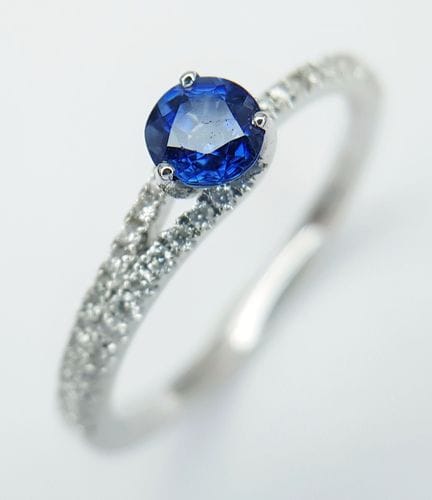 Anello in oro bianco 18 carati con zaffiro e diama