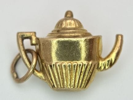 A 9K YELLOW GOLD, TEAPOT CHARM / PENDANT. 0.7G. SC
