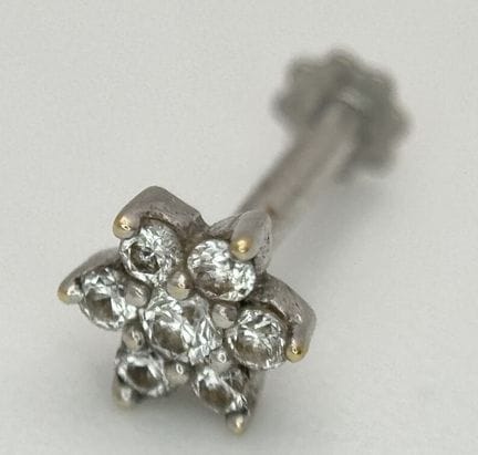 AN 18K WHITE GOLD, DIAMOND SET, CLUSTER, NOSE STUD